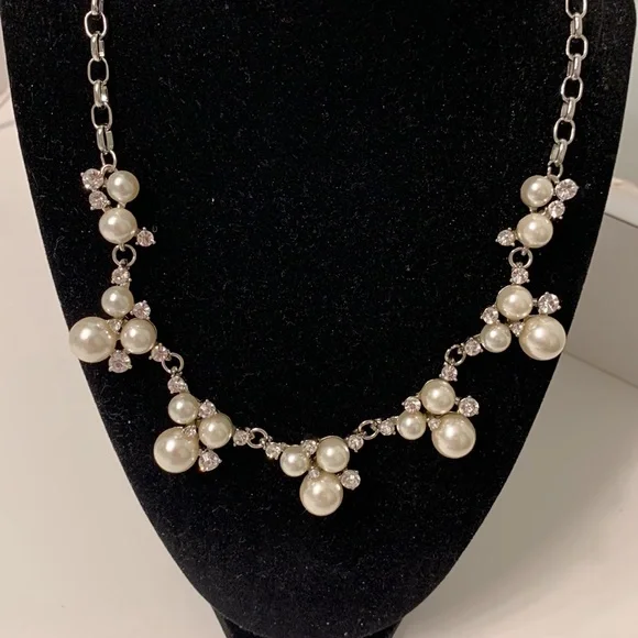 Stunning Pearl & Bling Necklace & Earrings - Picture 4 of 6